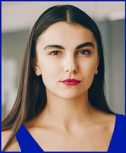 Fille brune analyse couleur bleu colorimétrie