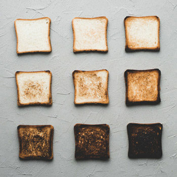 9 tranches de pains grillés : de la moins grillée à la plus grillée pour illustrer les différentes valeurs claires moyennes et sombres